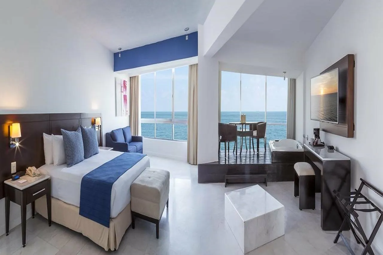 Park Royal Beach Mazatlan 3*,